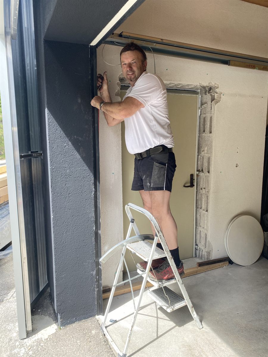 Alois Thumer bei der Montage eines Garagentors